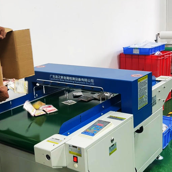 刺绣儿童发饰检针机使用现场——连新检针机守护儿童健康